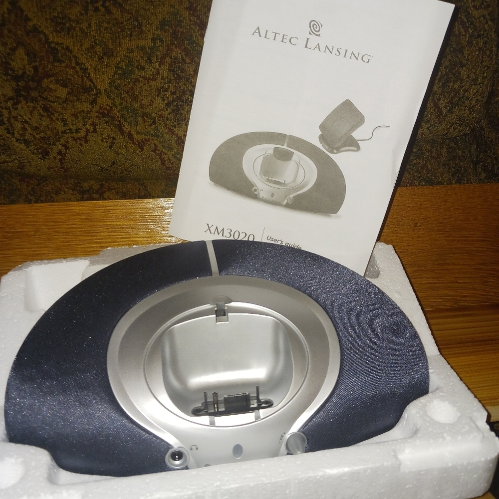 Altec Lansing XM radio dock with antenna
